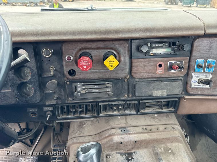 image for item DH9938 1989 International 2375 semi truck