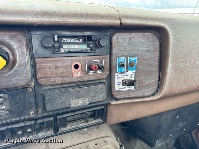 image for item DH9938 1989 International 2375 semi truck