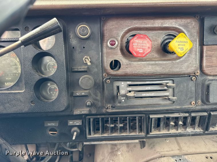 image for item DH9938 1989 International 2375 semi truck