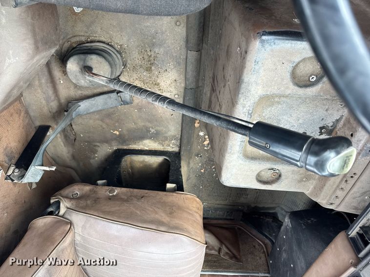 image for item DH9938 1989 International 2375 semi truck