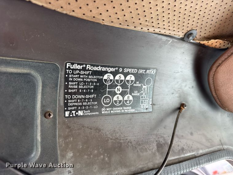 image for item DH9938 1989 International 2375 semi truck