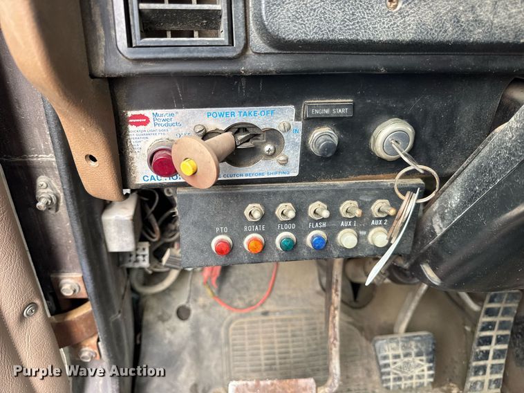 image for item DH9938 1989 International 2375 semi truck