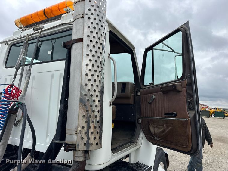 image for item DH9938 1989 International 2375 semi truck