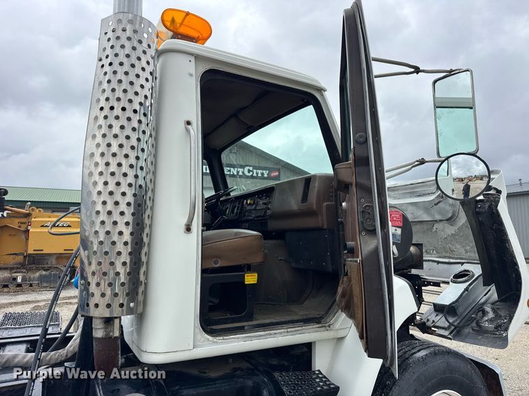 image for item DH9938 1989 International 2375 semi truck