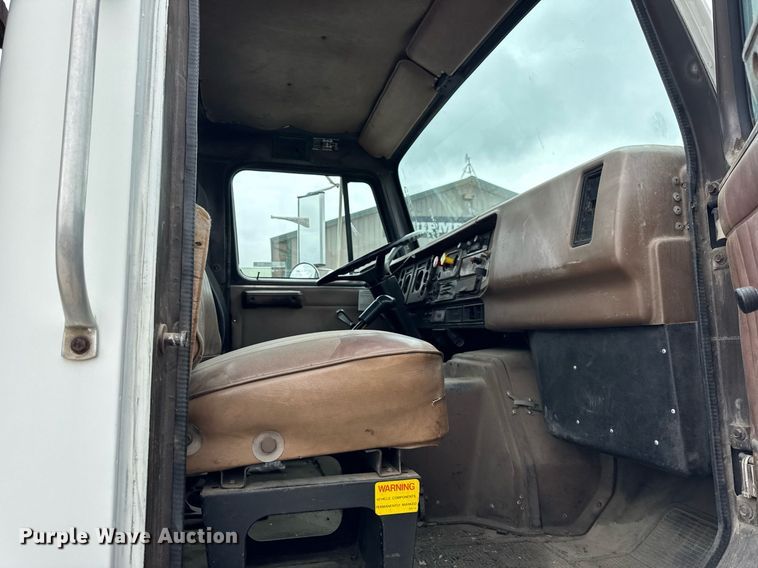 image for item DH9938 1989 International 2375 semi truck