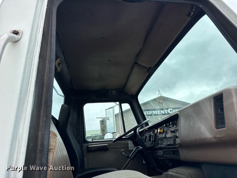 image for item DH9938 1989 International 2375 semi truck