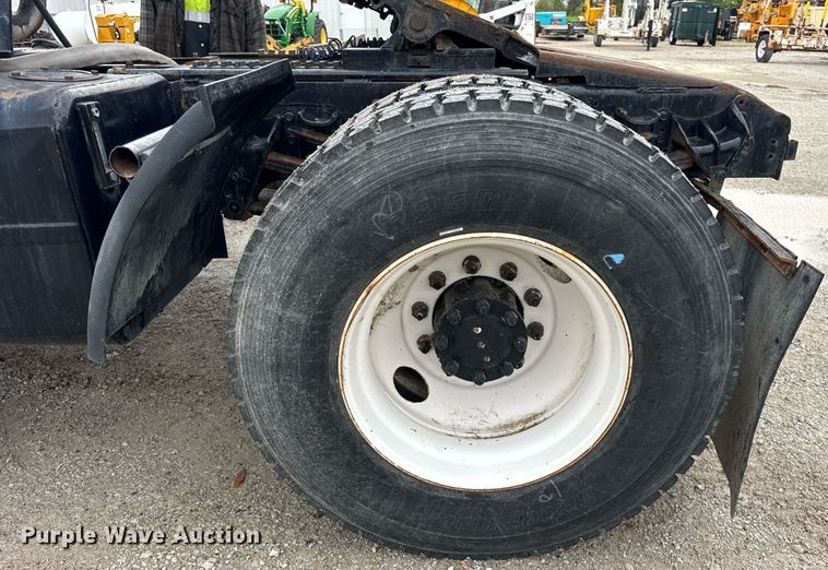 image for item DH9938 1989 International 2375 semi truck