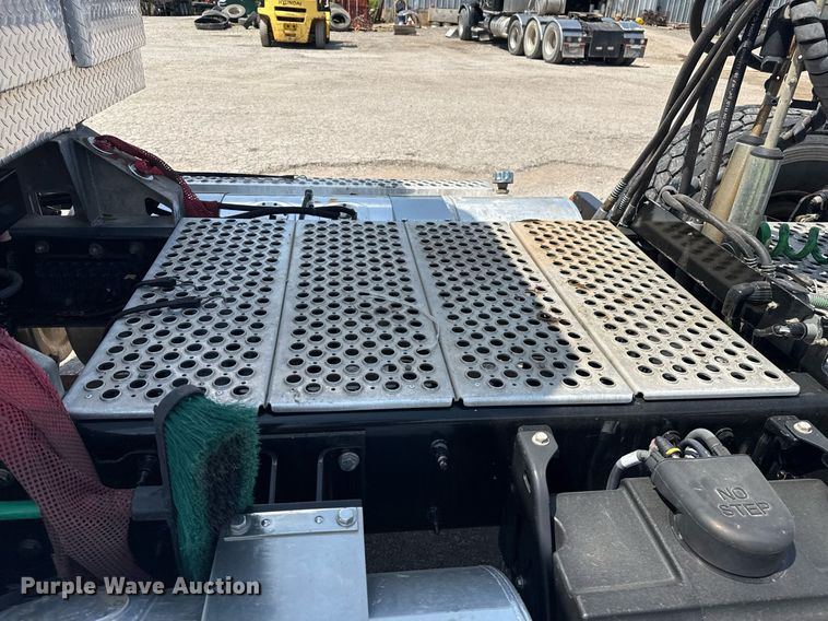 image for item DM5719 2022 Kenworth T880 semi truck