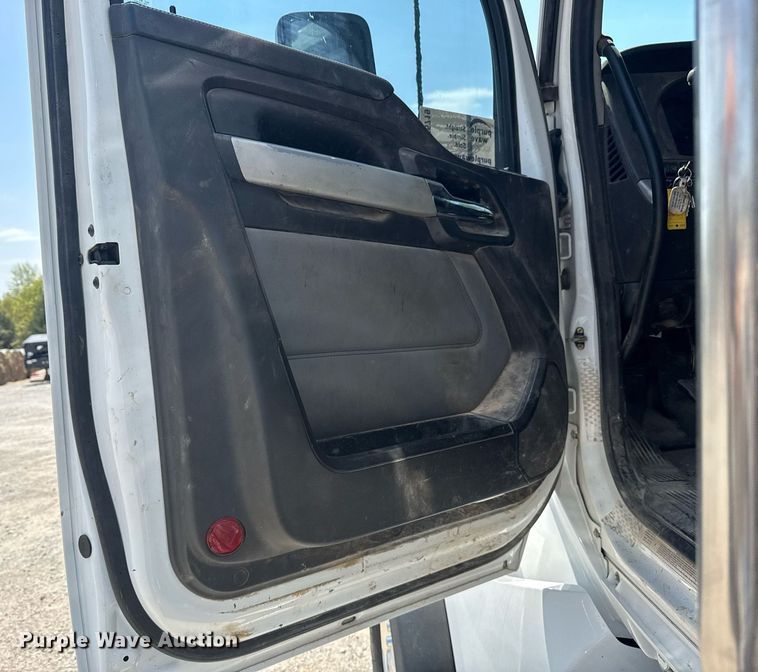 image for item DM5719 2022 Kenworth T880 semi truck