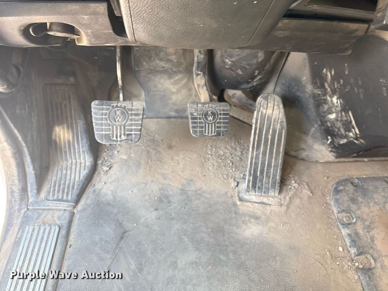 image for item DM5719 2022 Kenworth T880 semi truck