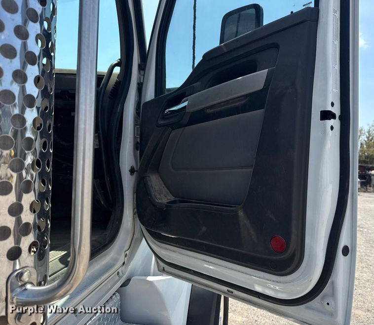 image for item DM5719 2022 Kenworth T880 semi truck