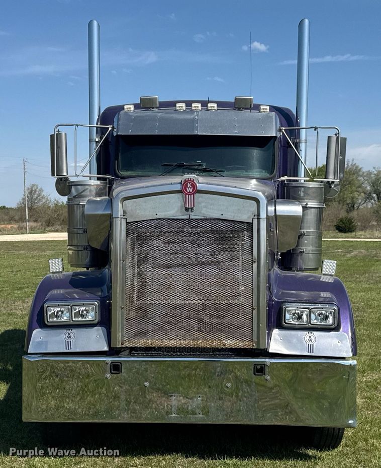 image for item DO0894 2006 Kenworth W900 semi truck