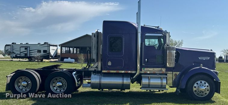 image for item DO0894 2006 Kenworth W900 semi truck
