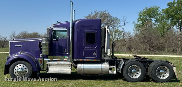 image for item DO0894 2006 Kenworth W900 semi truck