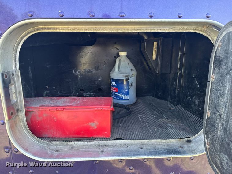 image for item DO0894 2006 Kenworth W900 semi truck