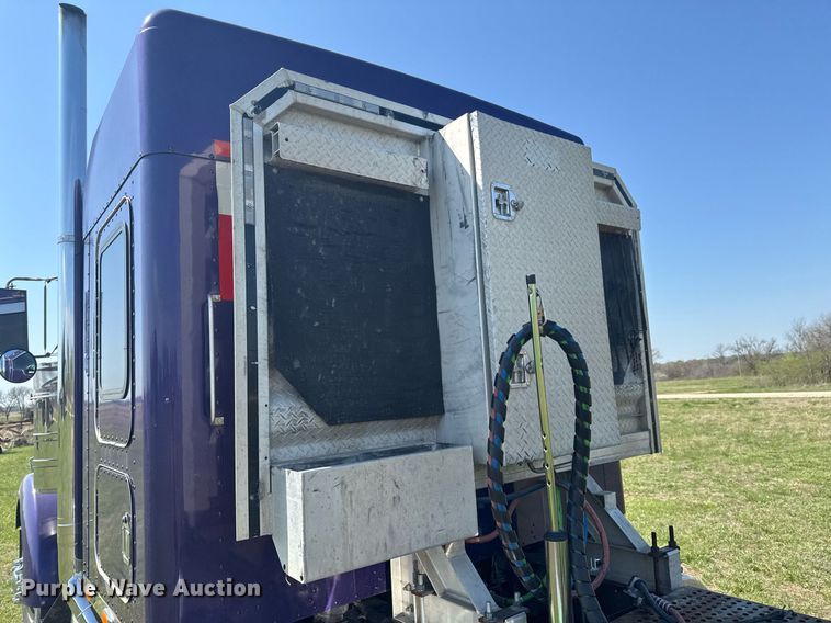 image for item DO0894 2006 Kenworth W900 semi truck