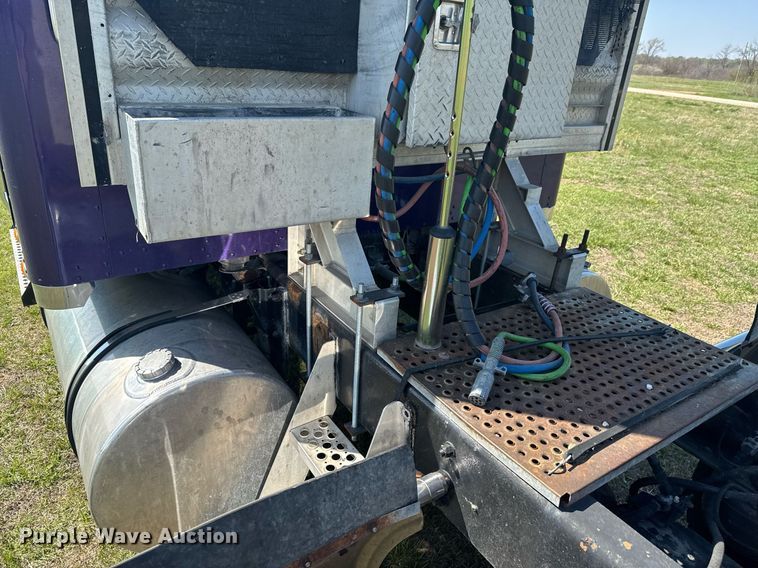 image for item DO0894 2006 Kenworth W900 semi truck