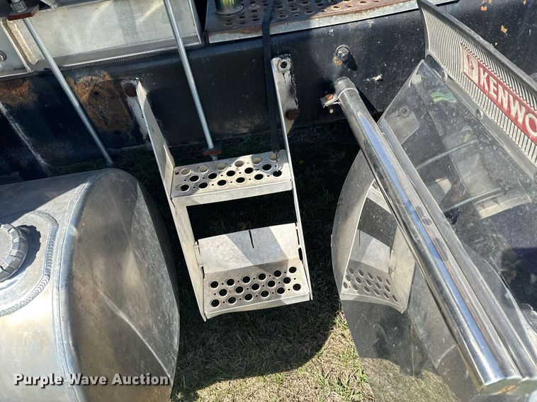 image for item DO0894 2006 Kenworth W900 semi truck