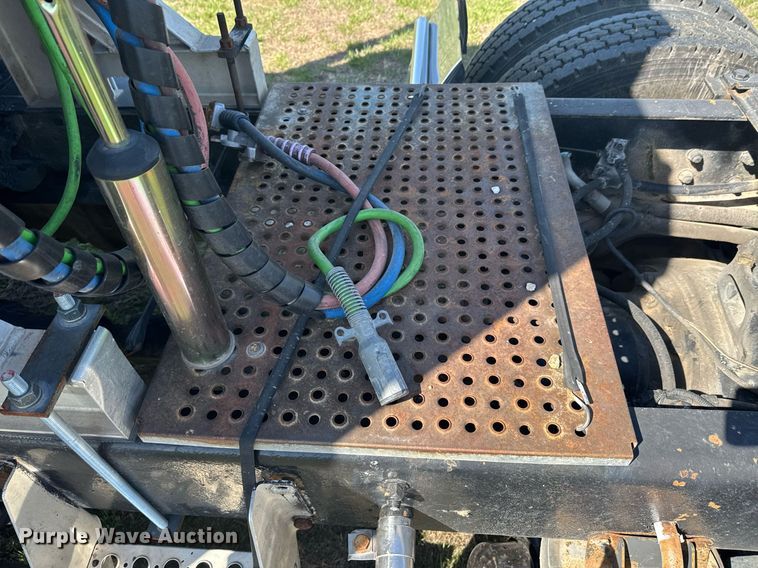 image for item DO0894 2006 Kenworth W900 semi truck