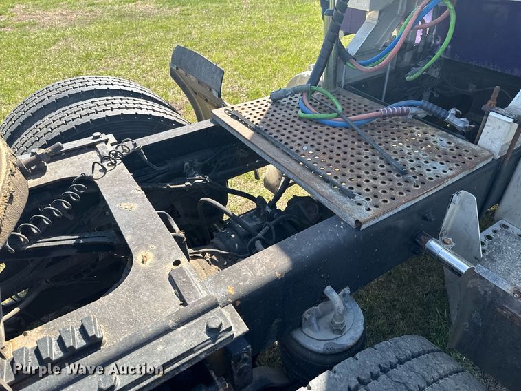 image for item DO0894 2006 Kenworth W900 semi truck