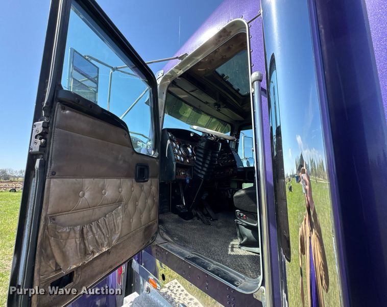 image for item DO0894 2006 Kenworth W900 semi truck