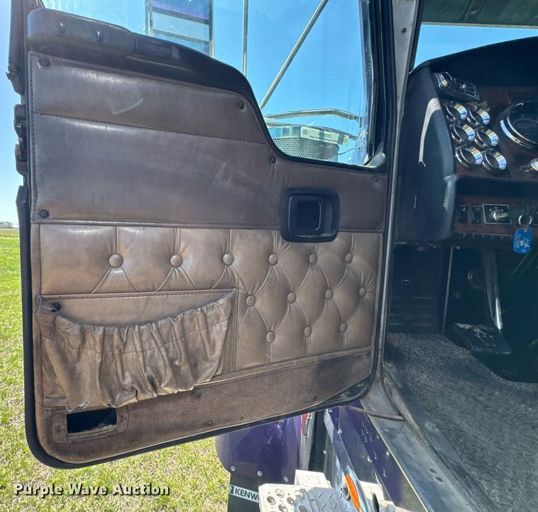 image for item DO0894 2006 Kenworth W900 semi truck