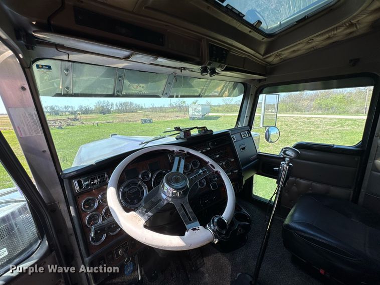 image for item DO0894 2006 Kenworth W900 semi truck