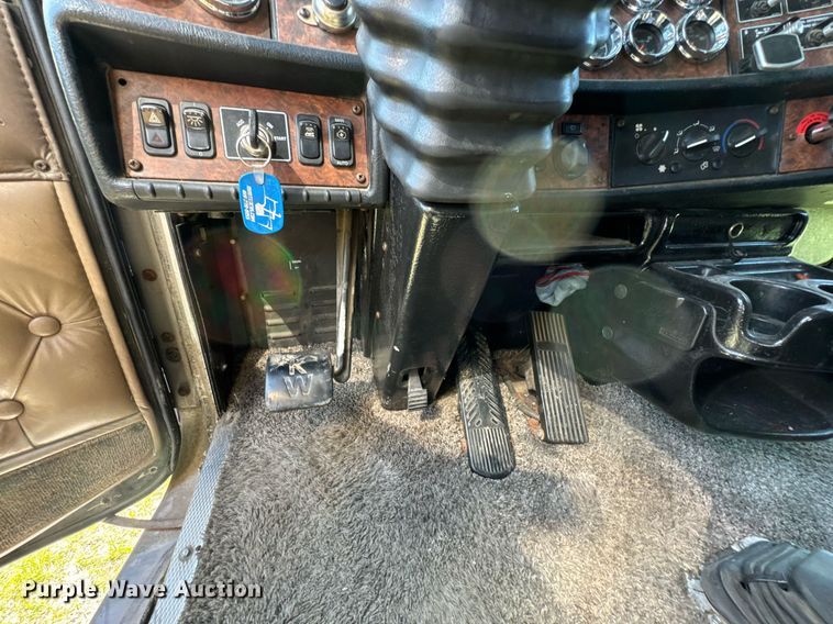 image for item DO0894 2006 Kenworth W900 semi truck