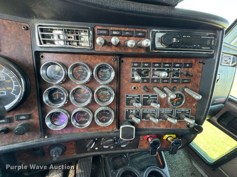 image for item DO0894 2006 Kenworth W900 semi truck