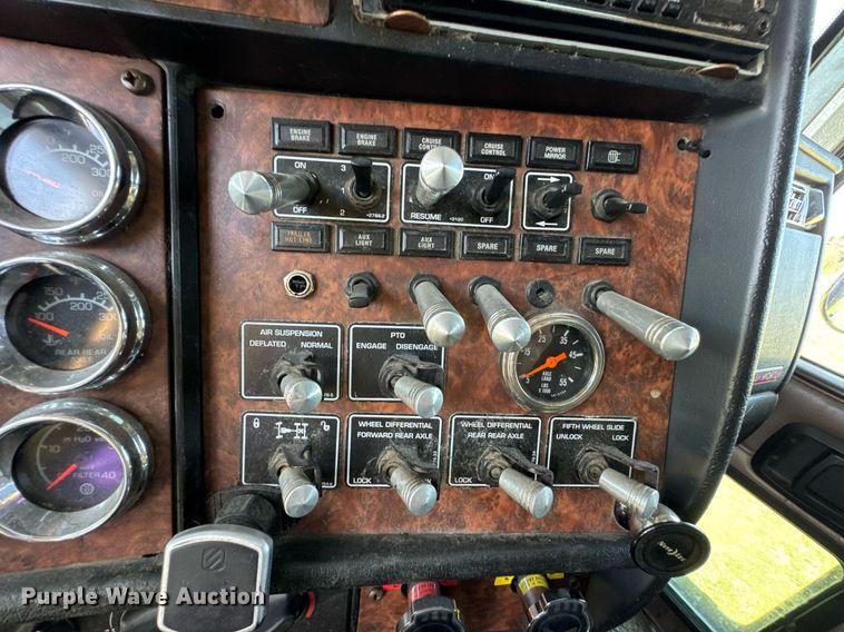 image for item DO0894 2006 Kenworth W900 semi truck