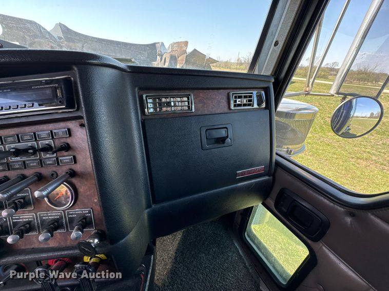 image for item DO0894 2006 Kenworth W900 semi truck