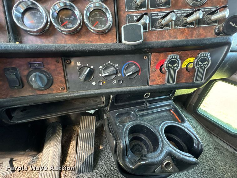 image for item DO0894 2006 Kenworth W900 semi truck