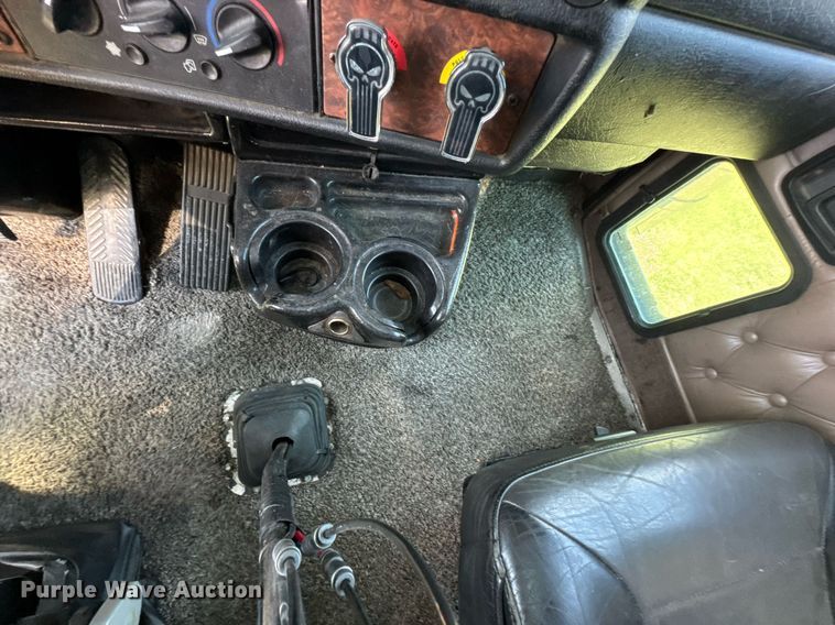 image for item DO0894 2006 Kenworth W900 semi truck