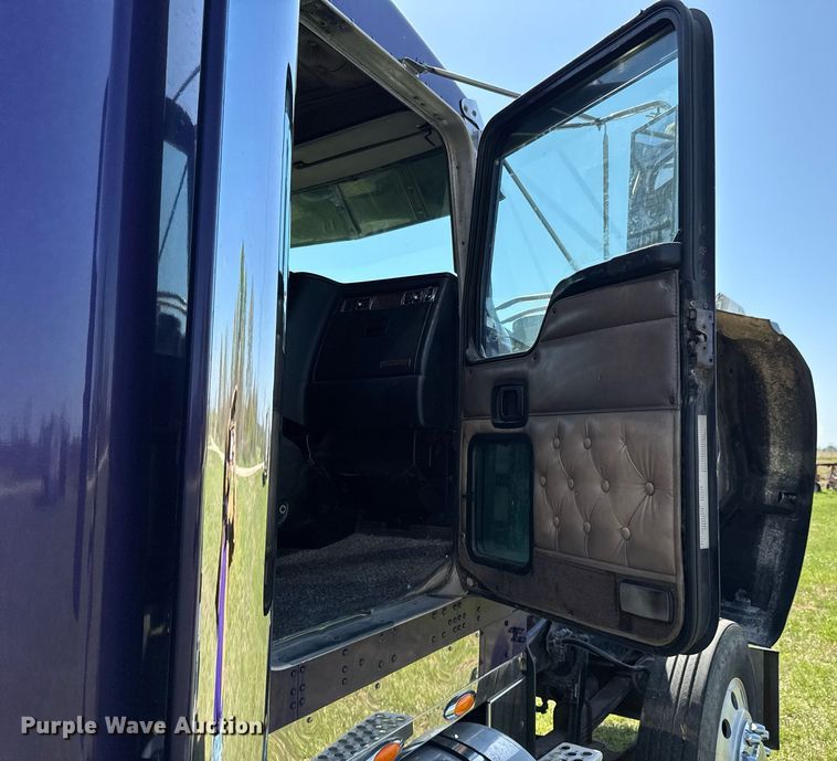 image for item DO0894 2006 Kenworth W900 semi truck