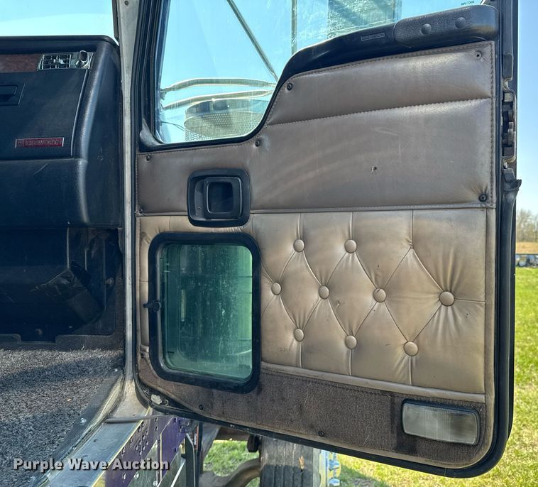image for item DO0894 2006 Kenworth W900 semi truck