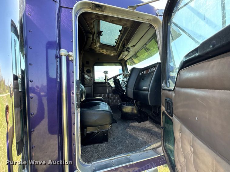 image for item DO0894 2006 Kenworth W900 semi truck