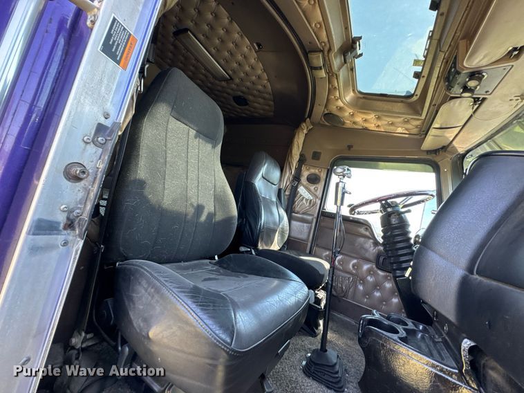 image for item DO0894 2006 Kenworth W900 semi truck