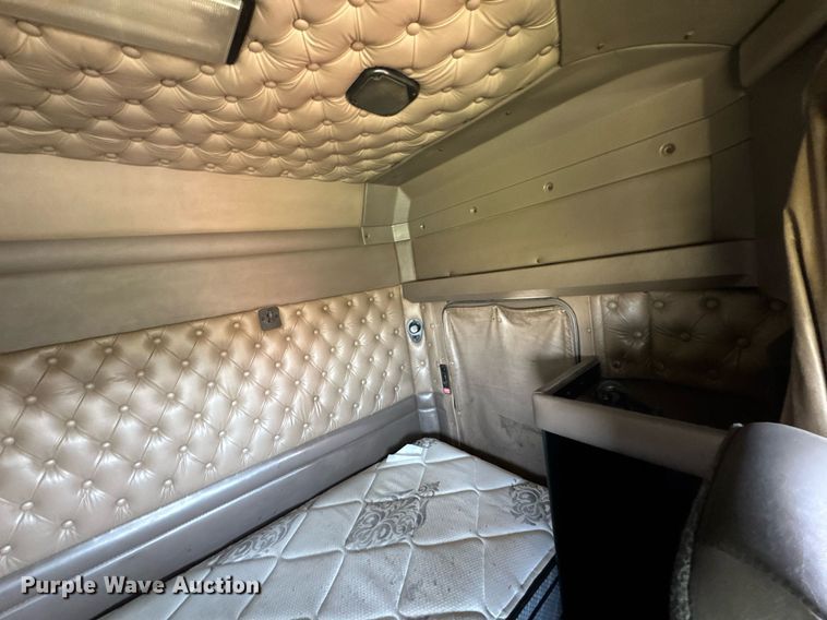 image for item DO0894 2006 Kenworth W900 semi truck