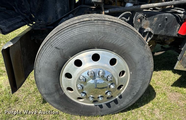 image for item DO0894 2006 Kenworth W900 semi truck