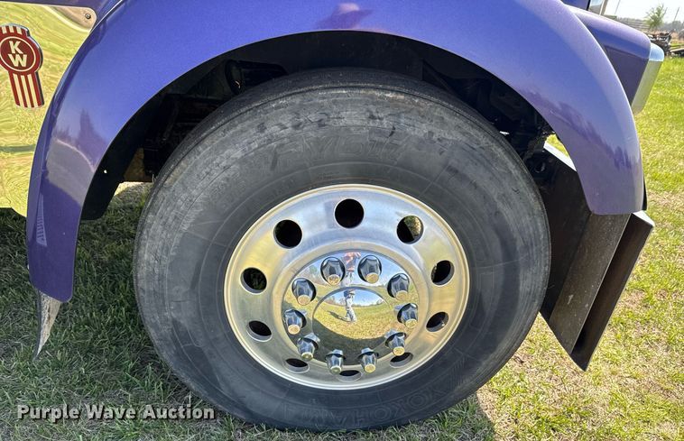 image for item DO0894 2006 Kenworth W900 semi truck