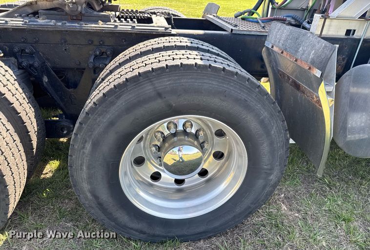 image for item DO0894 2006 Kenworth W900 semi truck