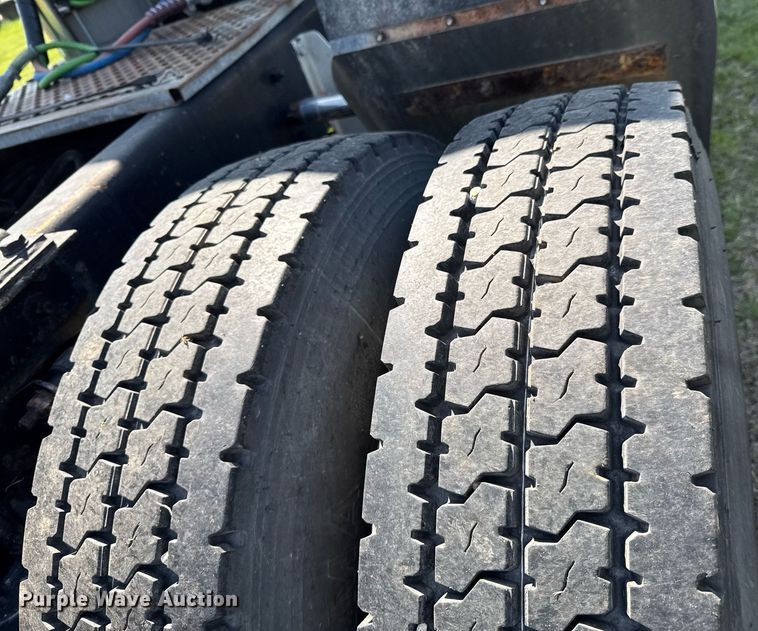 image for item DO0894 2006 Kenworth W900 semi truck