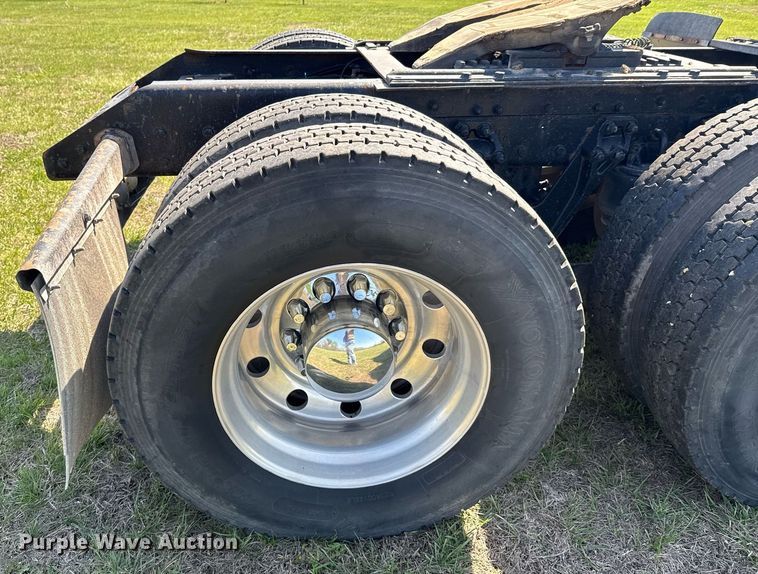 image for item DO0894 2006 Kenworth W900 semi truck