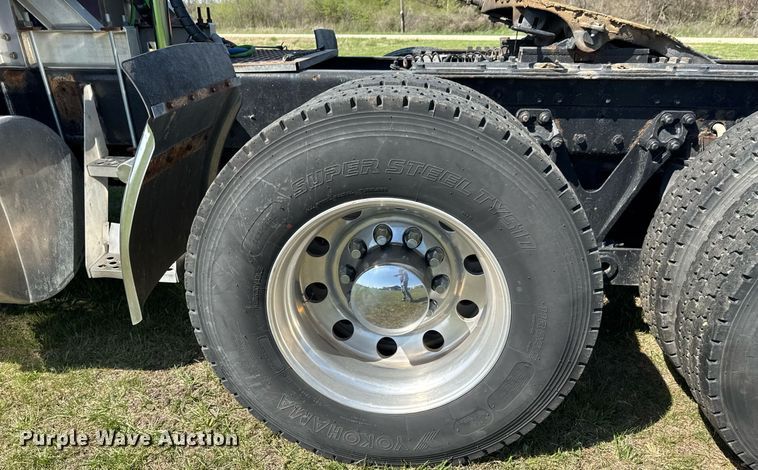 image for item DO0894 2006 Kenworth W900 semi truck