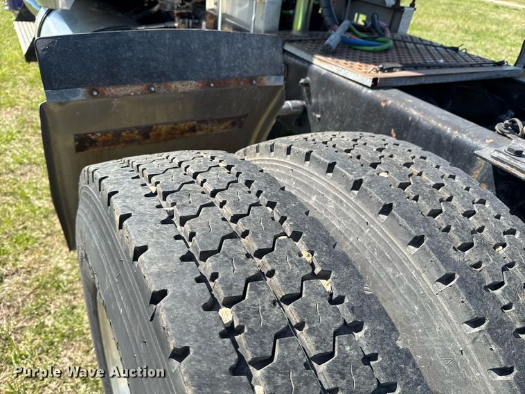 image for item DO0894 2006 Kenworth W900 semi truck