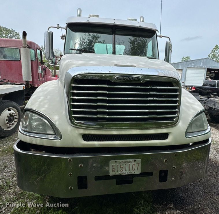 image for item DO0968 2007 Freightliner Columbia semi truck
