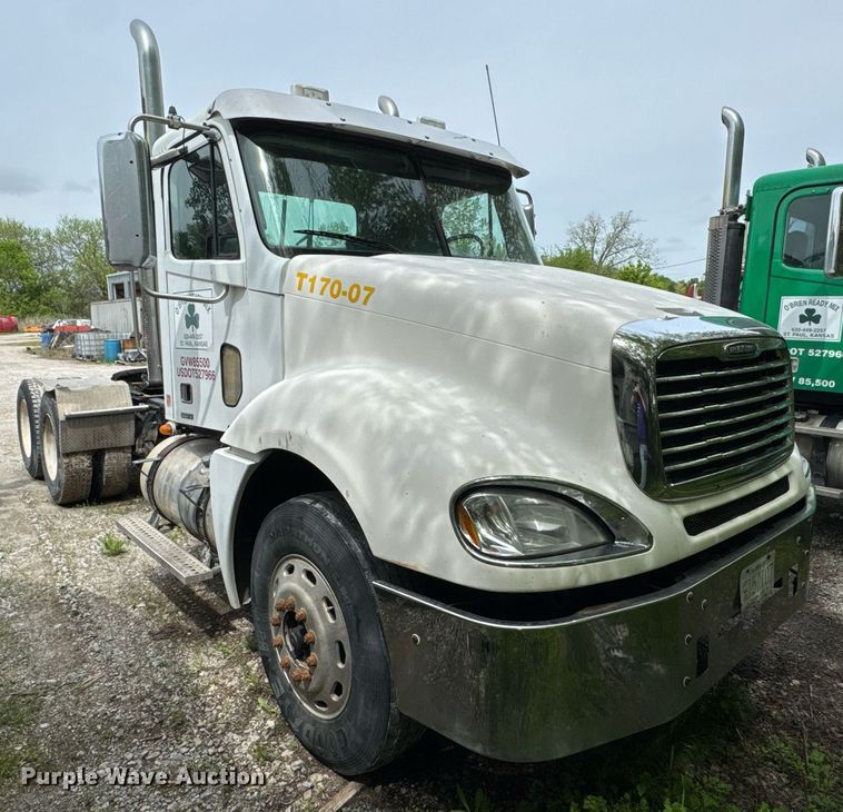image for item DO0968 2007 Freightliner Columbia semi truck