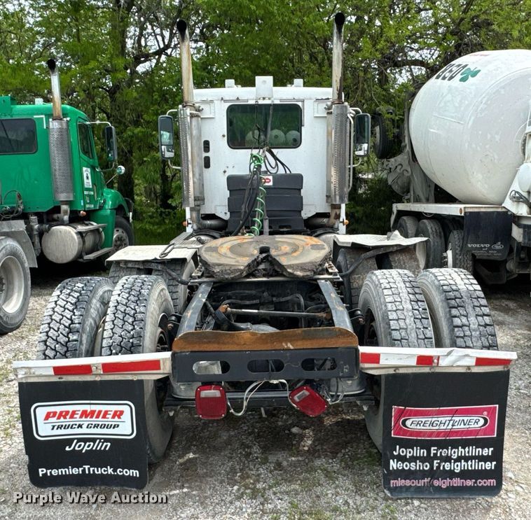 image for item DO0968 2007 Freightliner Columbia semi truck