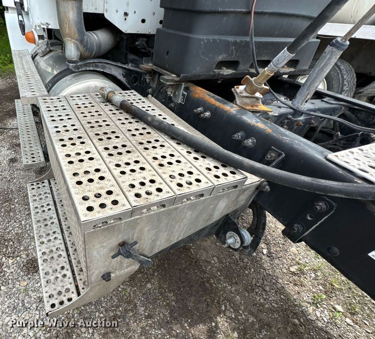 image for item DO0968 2007 Freightliner Columbia semi truck