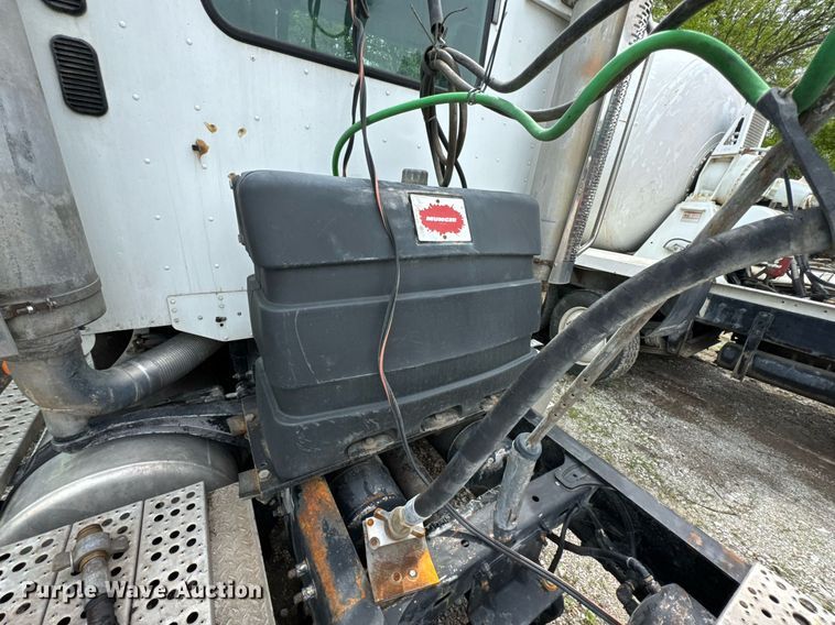 image for item DO0968 2007 Freightliner Columbia semi truck